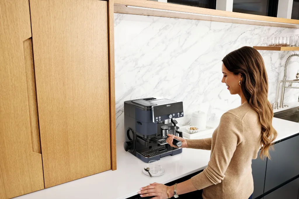 JPG-R_ES601EUCY_InUse_Kitchen_OnCounter_Incerting_Porta_Filter_Woman.webp