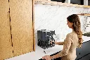 JPG-R_ES601EUCY_InUse_Kitchen_OnCounter_Incerting_Porta_Filter_Woman.webp