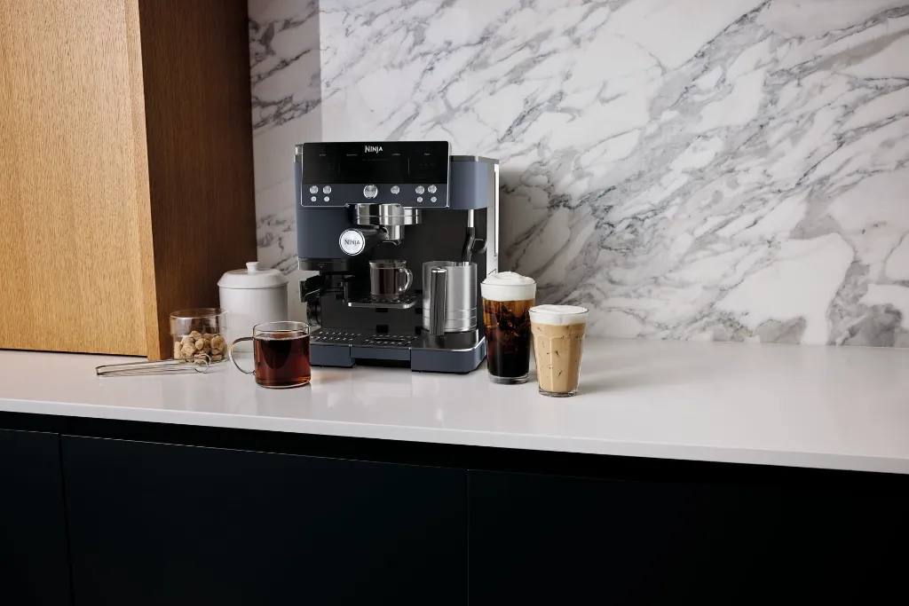 JPG-R_ES601EUCY_InUse_Kitchen_OnCounter_3in1_LineUp_Espresso.webp