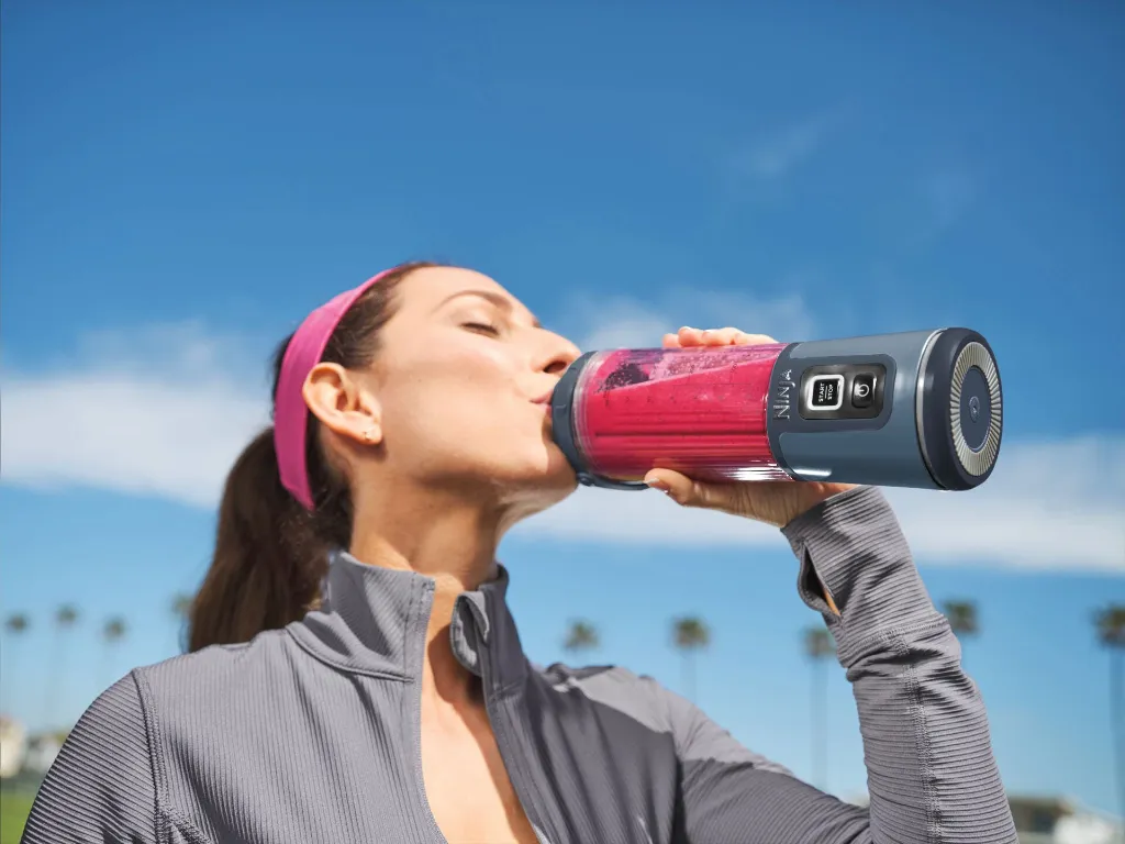 JPG-R_BC151EUNV_InUse_Drinking_Soccer_Woman.webp