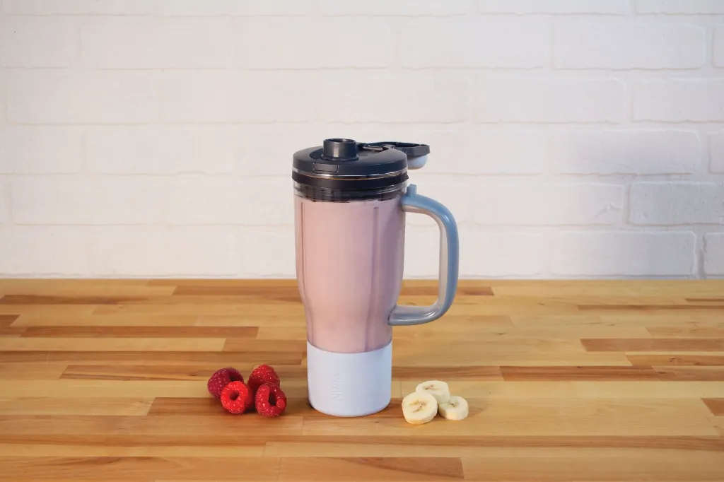 JPG-R_DB351EUCY_InUse_OnCounter_CupNoStraw_RaspberriesBanana.webp
