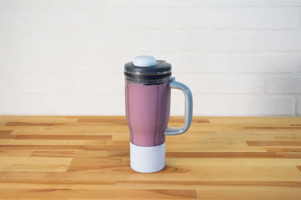 JPG-R_DB351EUCY_InUse_OnCounter_CupNoStraw_NoFruitorPowder_PurpleLiquid.webp