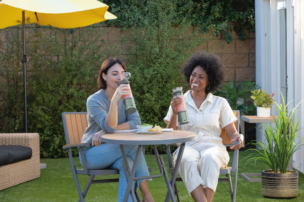 JPG-R_BC151EUEM_InUse_BackYard_AtTable_Drinking_Women.webp