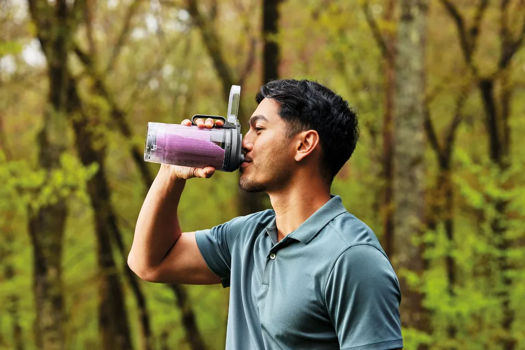 JPG-R_BC251EUGY_InUse_Forest_Drinking_Man.webp