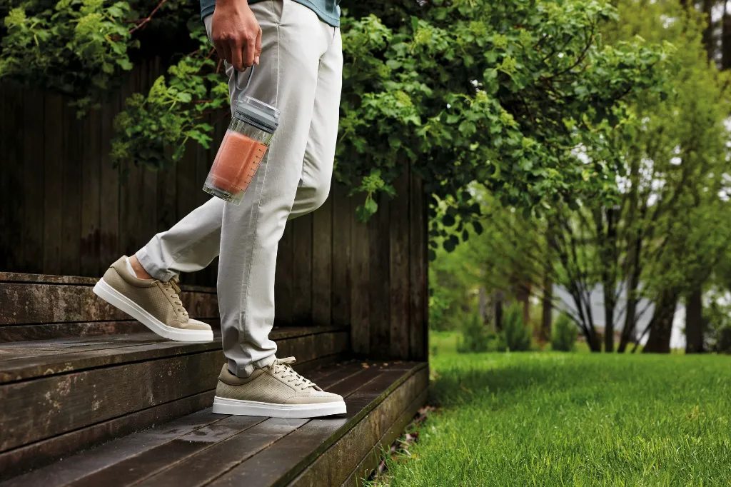 JPG-R_BC251EUSL_InUse_Outdoors_StraightOn_CarriedByHandle.webp