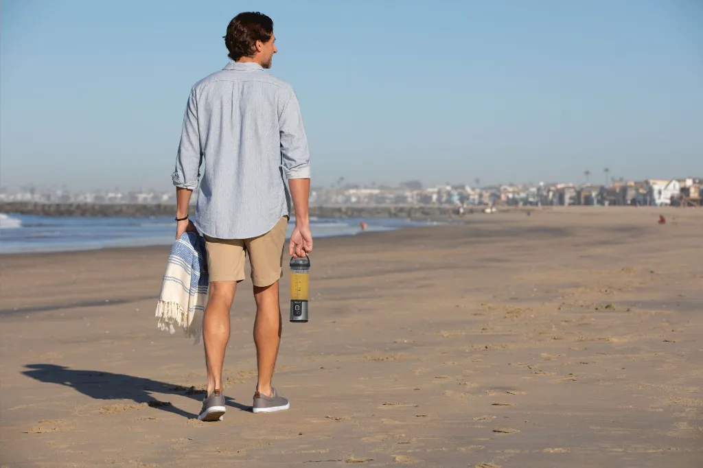 JPG-R_BC151EUBK_InUse_WalkingOnBeach_Smoothie_Man.webp