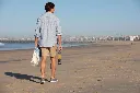 JPG-R_BC151EUBK_InUse_WalkingOnBeach_Smoothie_Man.webp