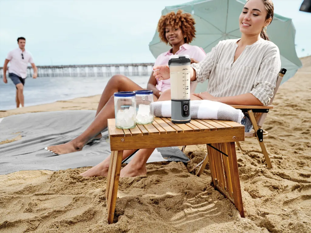 JPG-R_BC151EUBK_InUse_Beach_Women.webp