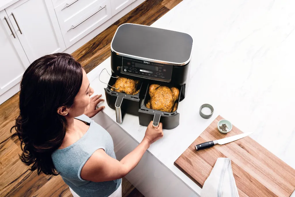 JPG-AF451EU_InUse_OnIsland_Overhead_TwoWholeChickens_Woman_CMYK.webp