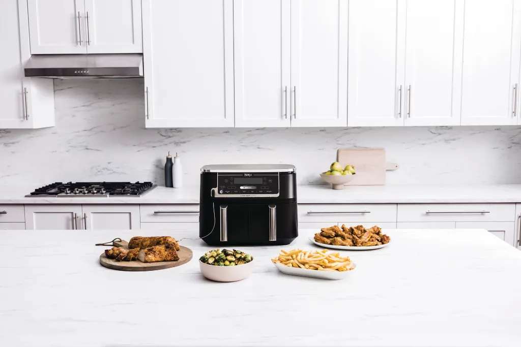 JPG-AF451EU_InUse_OnIsland_FoodLIneup_CMYK.webp