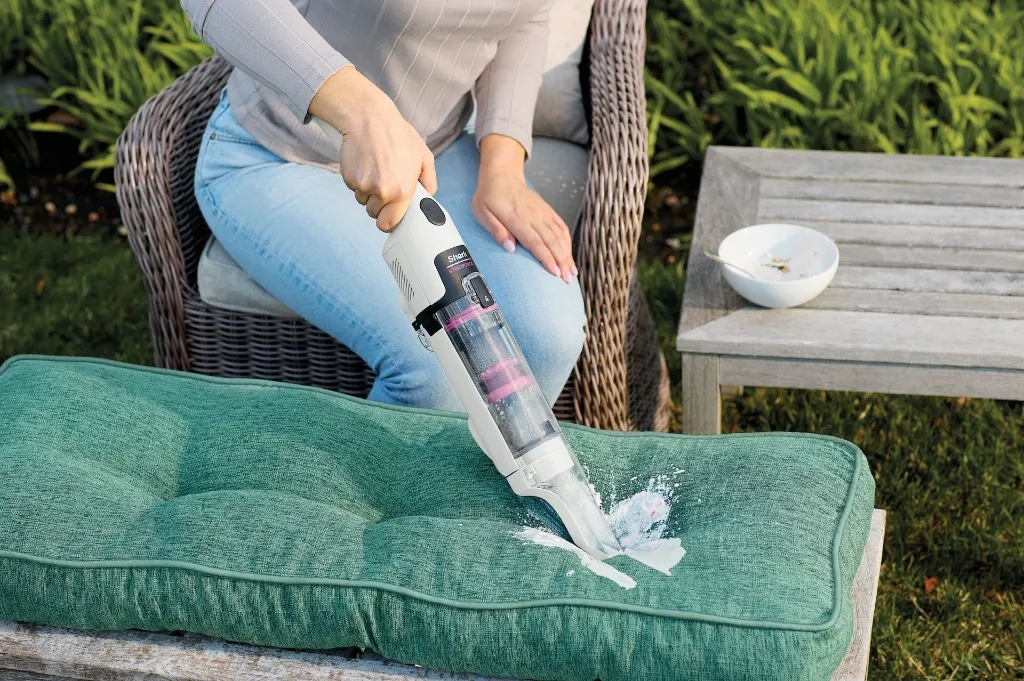 JPG-R_HX100EUT_SurfaceVersatility_Outdoor_Upholstery_CreviceTool copy.webp