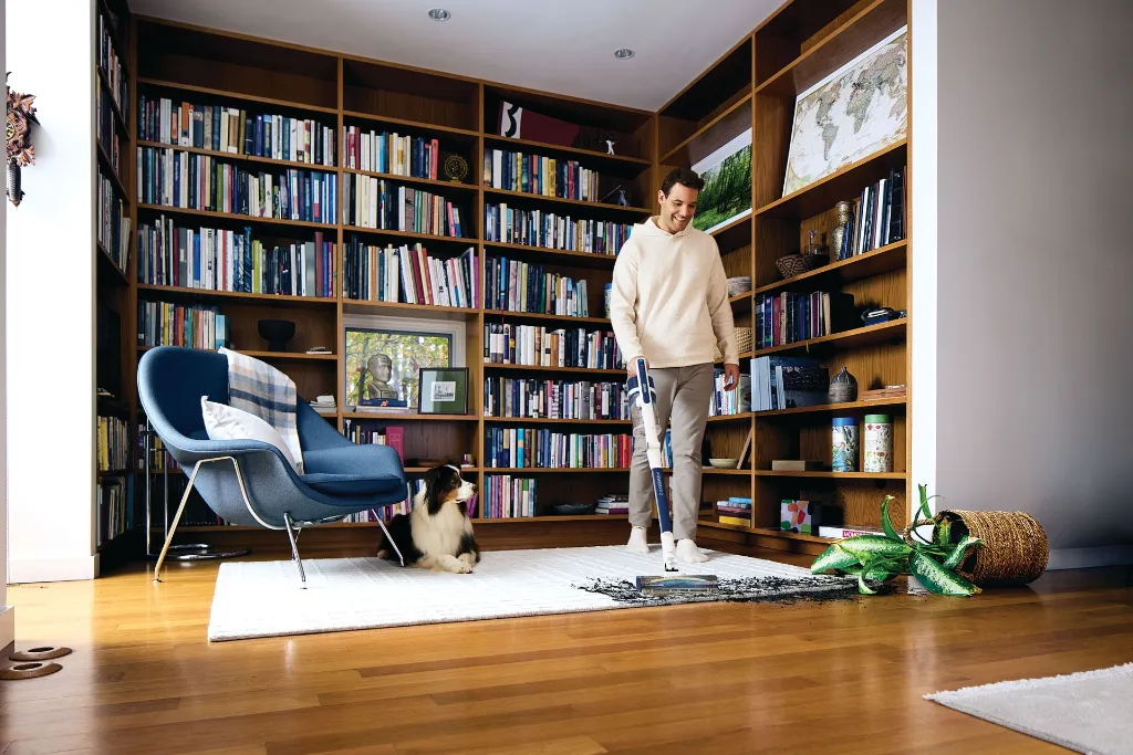 JPG-R_IZ380EUUK_InUse_Study_PickUp_CarpetToHardwood_Man_Dog.webp
