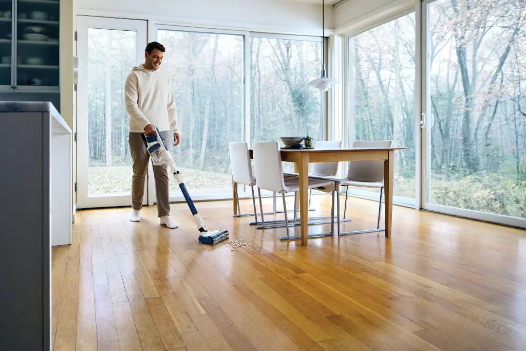 JPG-R_IZ380EUUK_InUse_Kitchen_PickUp_Hardfloor_Man.webp