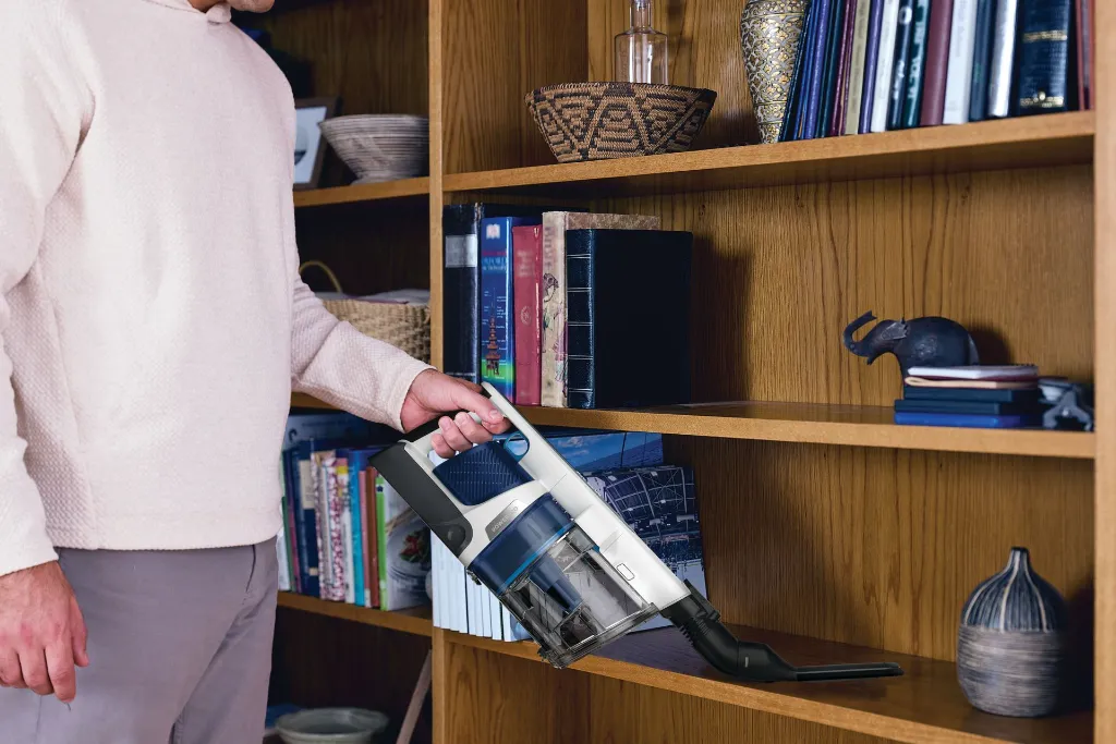 JPG-R_IZ380EUUK_InUse_Study_AboveFloor_AntiAllergenBrush_Man.webp