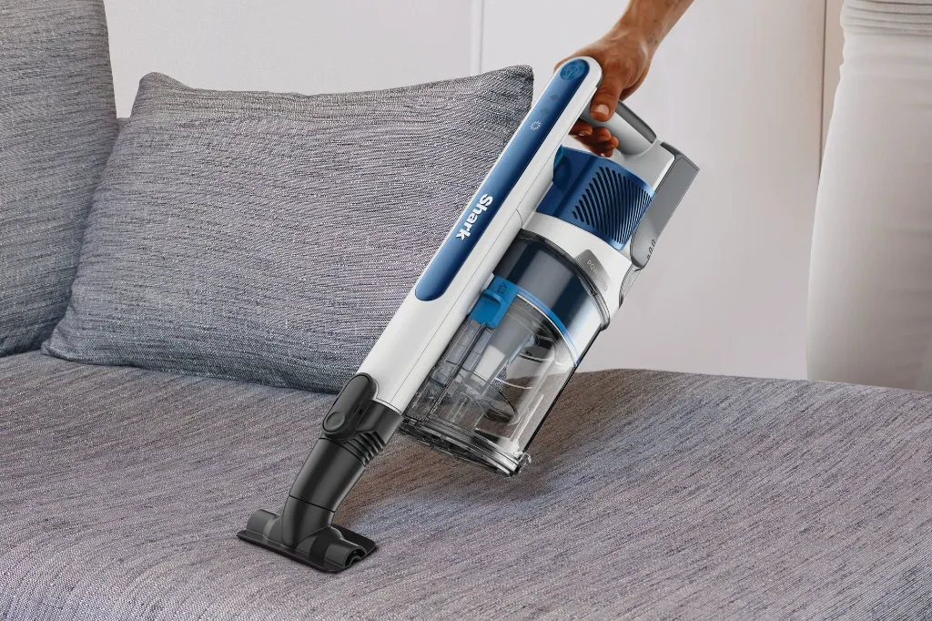 JPG-R_IZ380EU_In Use_Living room_Sofa_Upholstery Tool_Man.webp