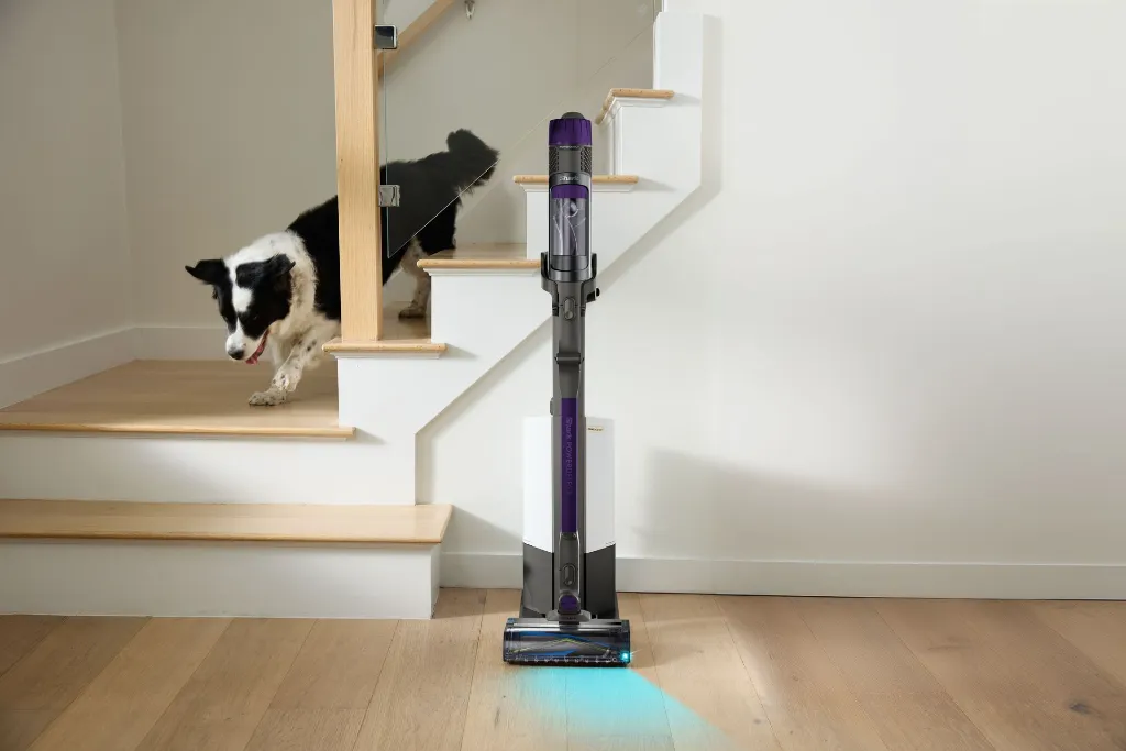 JPG-R_IP1251EUT_InUse_Stairs_AED_Hero_Dog.webp