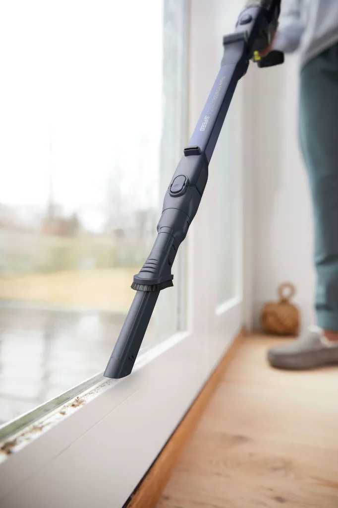 JPG-R_IA3241EUT_InUse_AbvFlr_Window_CreviceTool_Woman.webp