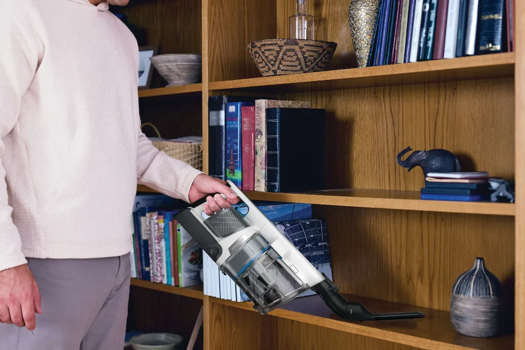 JPG-R_IZ380EUUKT_InUse_Study_AboveFloor_AntiAllergenBrush_Man.webp