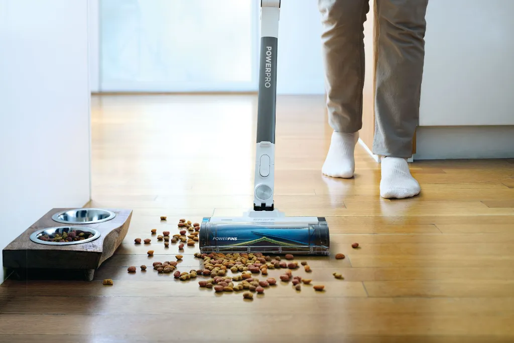 JPG-R_IZ380EUUKT_InUse_Kitchen_Cleaning_PowerfulPickup_Man.webp