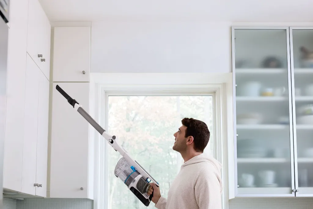 JPG-R_IZ380EUUKT_InUse_Kitchen_AboveFloor_Wand_CreviceTool_Man.webp