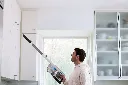 JPG-R_IZ380EUUKT_InUse_Kitchen_AboveFloor_Wand_CreviceTool_Man.webp