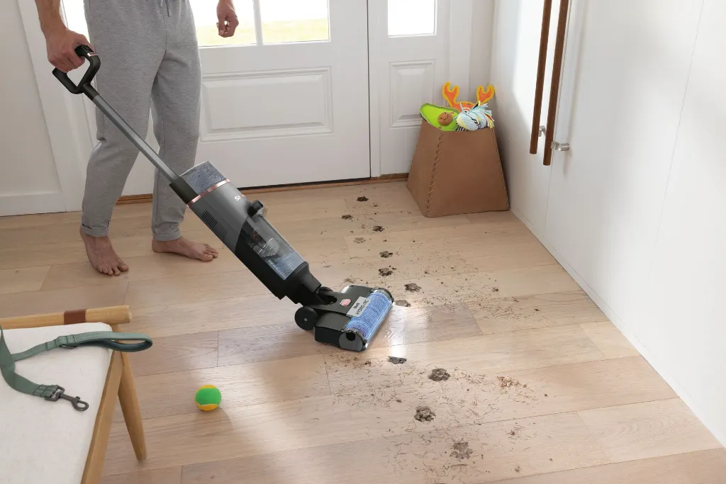 JPG-R_WD210EU_InUse_EntryWay_Wet_Hardwood_Man.webp