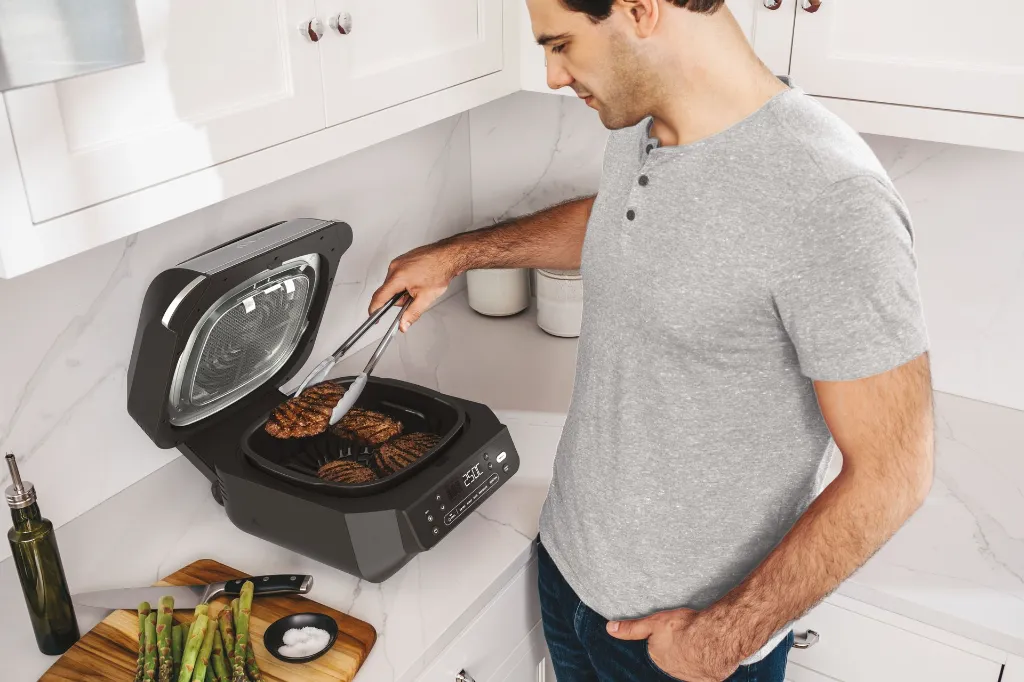 JPG-R_EG351UKEUME_InUse_TurnSteak_Man_v2.webp