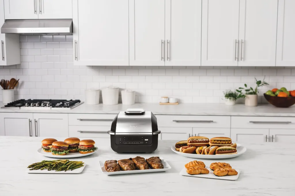 JPG-R_EG351UKEUME_InUse_OnCounter_LidClosed_Plated_BurgersAsparagusSteaksSalmonHotDogs.webp