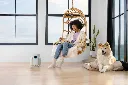 JPG-R_HP072EU_InUse_Livingroom_Woman_Dog.webp