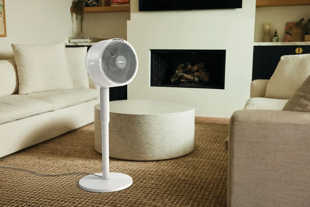 JPG-R_FA220EU_InUse_LivingRoom_Stand.webp