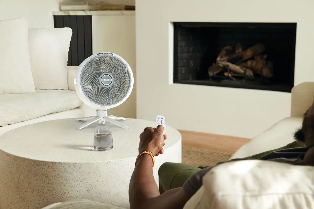 JPG-R_FA220EU_InUse_LivingRoom_OnTable_Remote_Man.webp