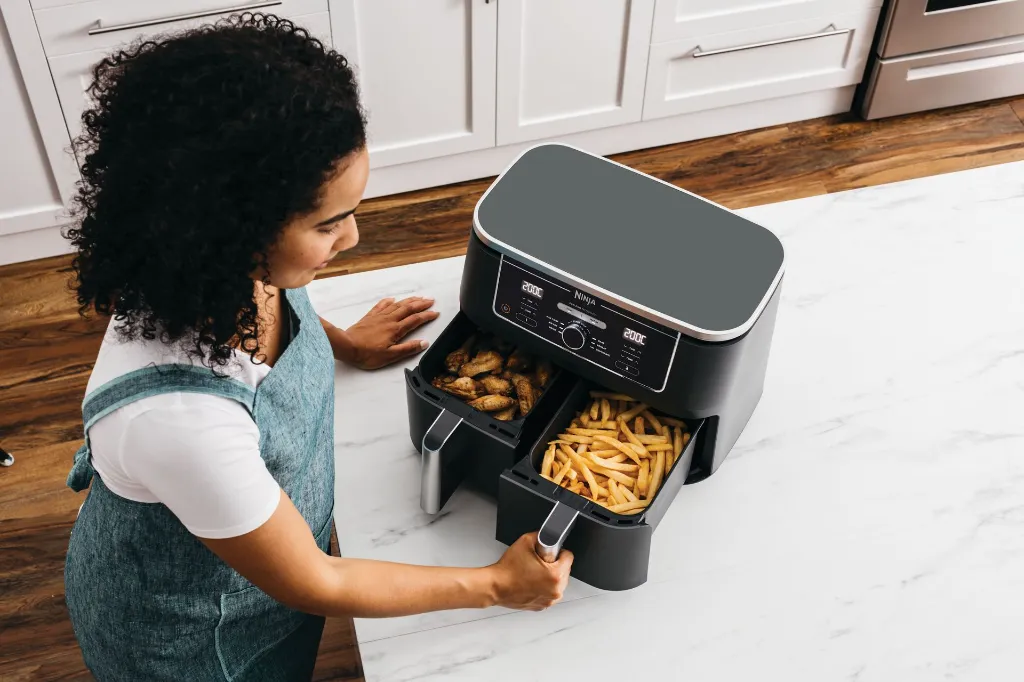 JPG-R_AF400EU_InUse_WingsFries_OnCounter2.webp