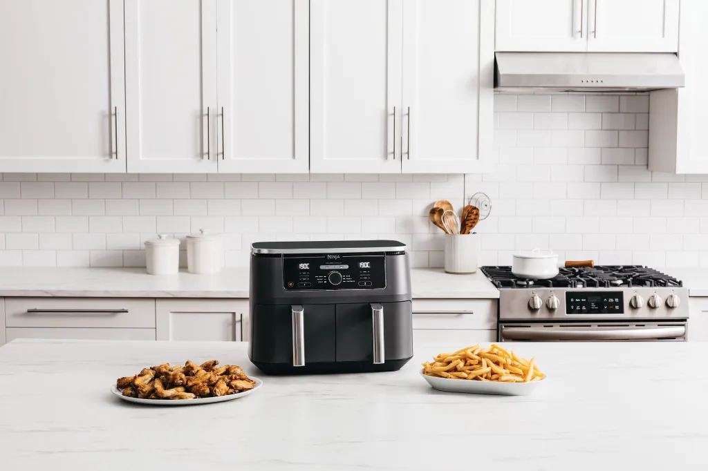 JPG-R_AF400EU_InUse_WingsFries_OnCounter1.webp