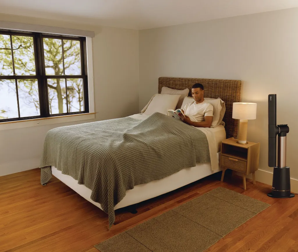 JPG-R_TF200SEU_InUse_BedRoom_Vertical_Reading_Man_Right.webp