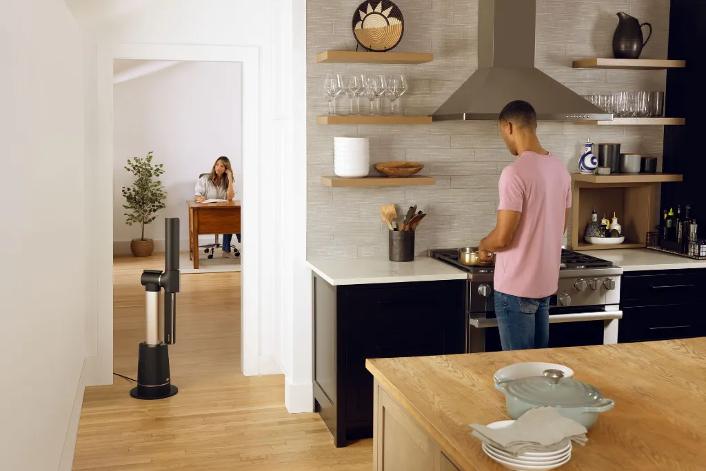 JPG-R_TF200SEU_InUse_DuoSpace_Kitchen_Office_Vertical_Woman_Man.webp