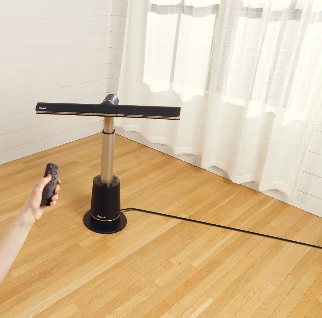 JPG-R_TF200SEU_InUse_LivingRoom_Horizontal_Remote_InHand.webp
