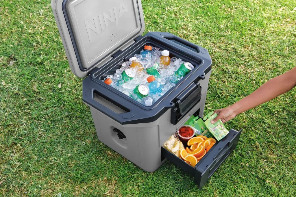 JPG-R_FB131EUGY_InUse_Park_ServingFood_Man.webp