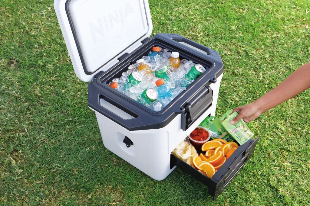 JPG-R_FB131EUWH_InUse_Park_ServingFood_Man.webp