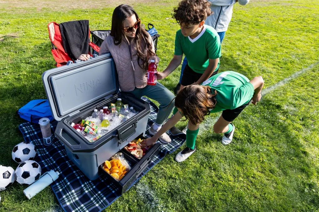 JPG-R_MultiSKU_EU_InUse_OutdoorCampaign_TakingFromOpenCooler.webp
