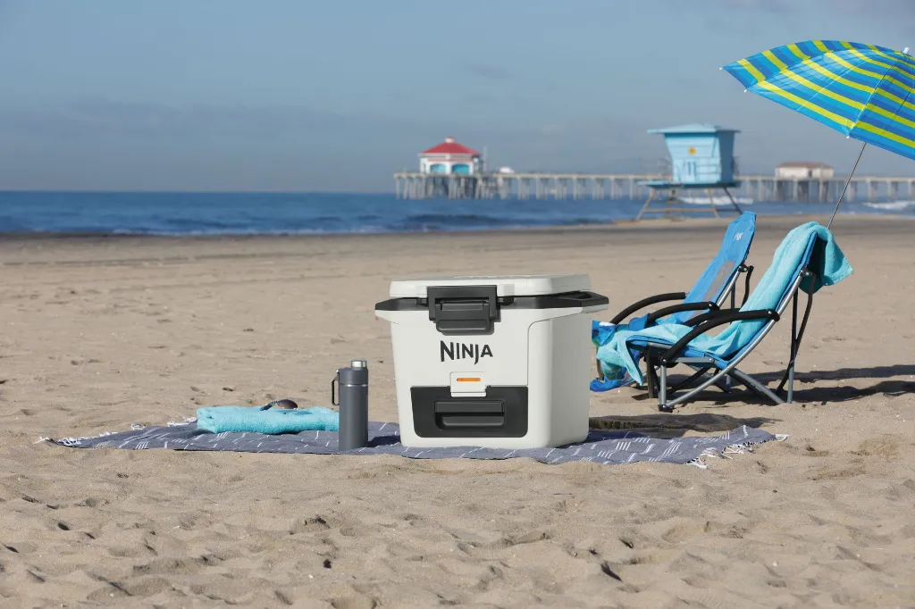 JPG-R_FB131EUWH_InUse_Beach.webp