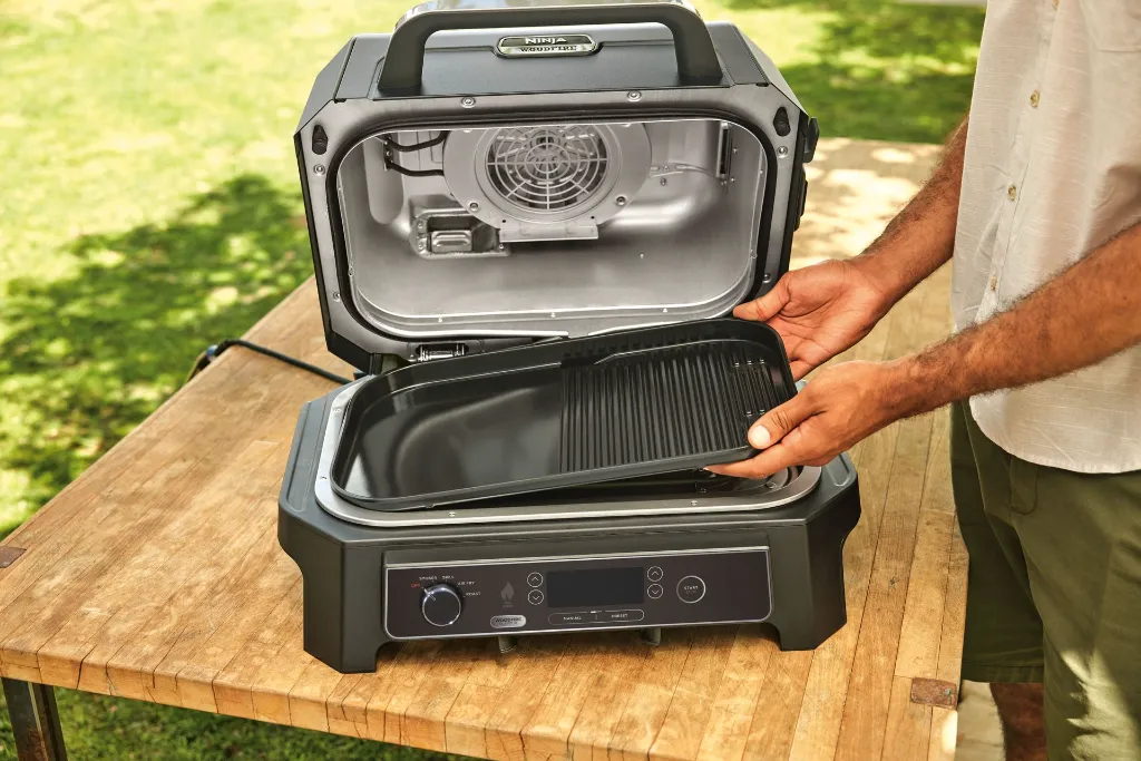 JPG-R_OG850_OG901_XSKOGXLGGCM_GrillGriddlePlate_Insert_0491_Black.webp