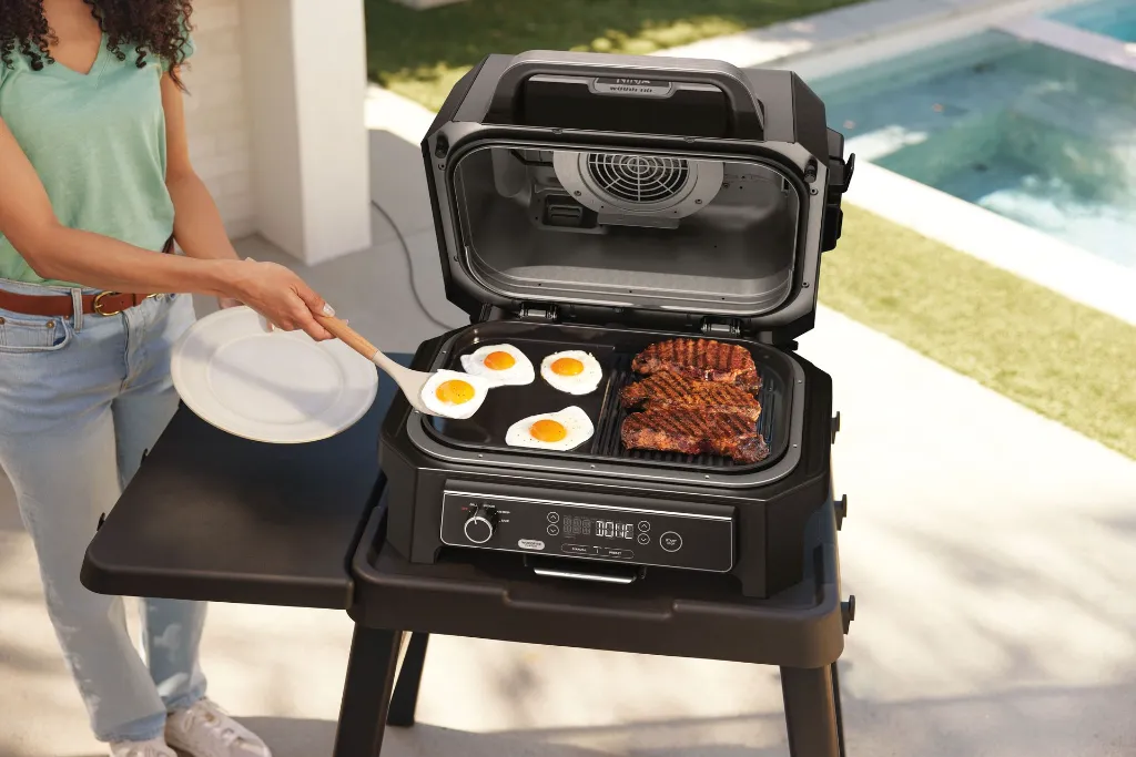 JPG-R_OG850_OG901_XSKOGXLGGCM_GrillGriddlePlate_SteakEggs_0583.webp