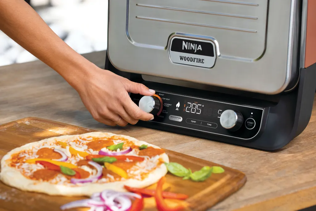 JPG-R_OO101EU_InUse_Setting_thin_crust_pizza_Woman2_CMYK.webp