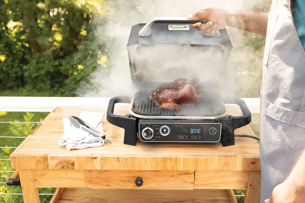 JPG-OG701EU_InUse_Dad_SmokeChicken_LidOpenFull CMYK RT.webp