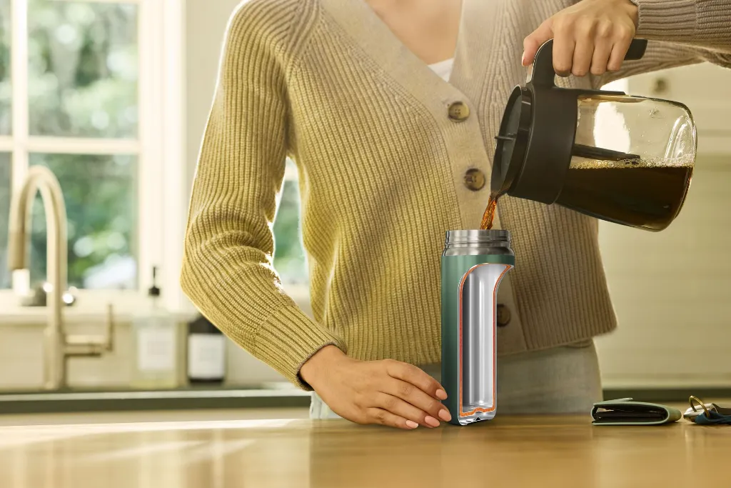 JPG-R_DW1603EUUKGN_InUse_Kitchen_Woman_Pouring_Coffee_Cutaway.webp