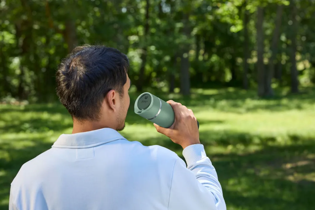 JPG-R_DW1603EUUKGN_InUse_OutDoor_Man_Drinking.webp