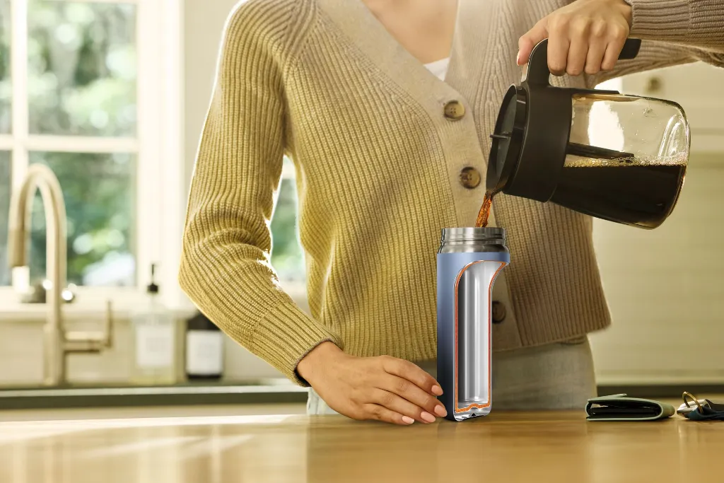 JPG-R_DW1603EUUKNV_InUse_Kitchen_Woman_Pouring_Coffee_Cutaway.webp