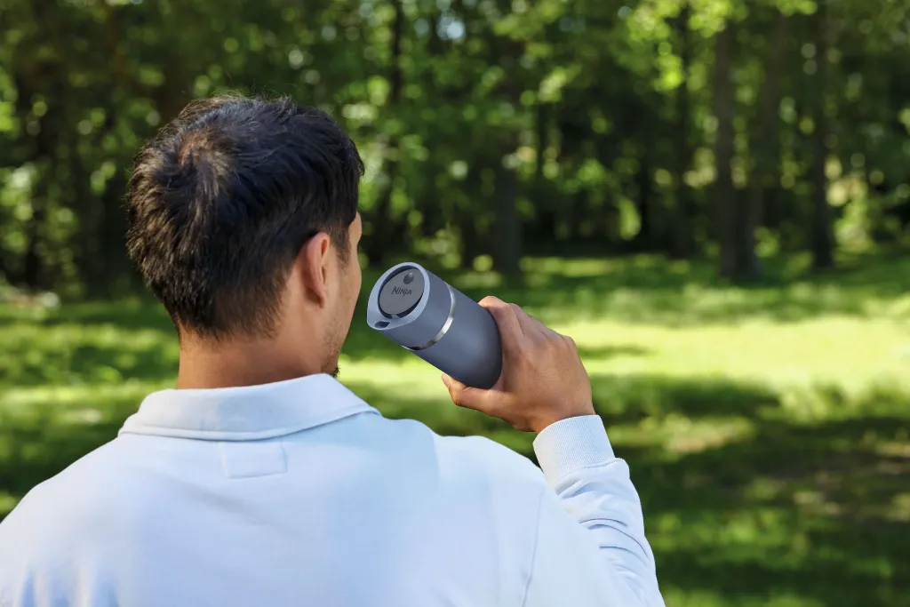JPG-R_DW1603EUUKNV_InUse_OutDoor_Man_Drinking.webp