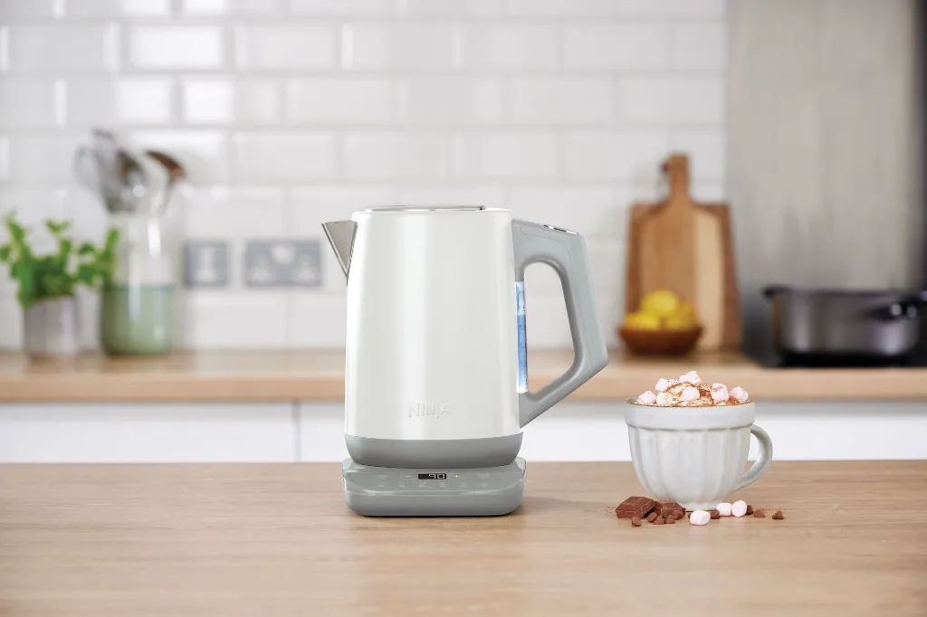 JPG-KT200EUWH_White Kettle_Kitchen_HotChoc_RT.webp