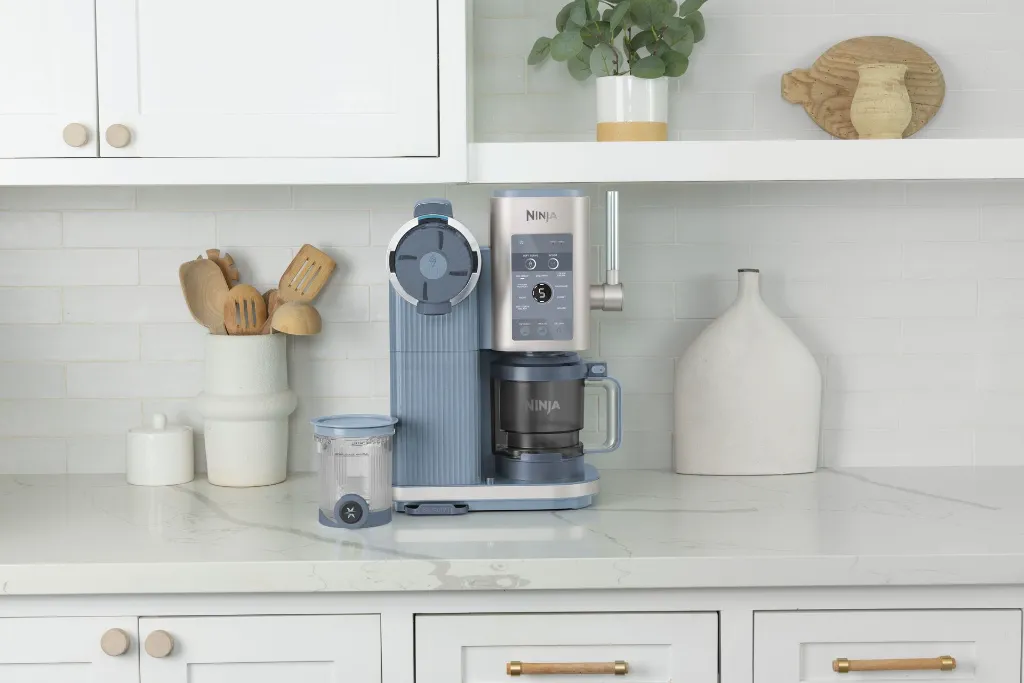 JPG-R_NC702EU_InUse_Kitchen_OnCounter_LineUp_Features.webp